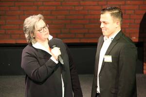 Foto: Moderatorin Irene Wegener, Heimleiterin vom Flüchtlingswohnheim, interviewt den 1. Vorsitzenden vom Klgv. Tiefenriede e.V. Marius Schrader