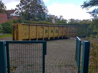 Ein Grüncontainer steht auf dem Wirtschaftsplatz. Ein Foto des Grüncontainers auf dem Wirtschaftsplatz.
